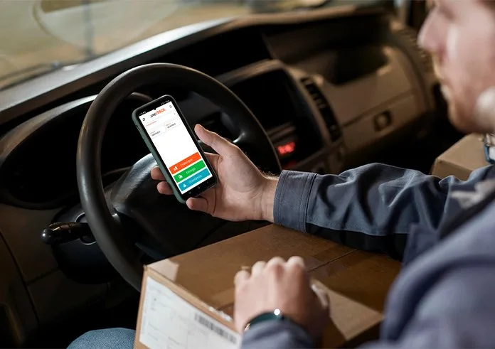 Motorista ao volante usando o aplicativo no celular