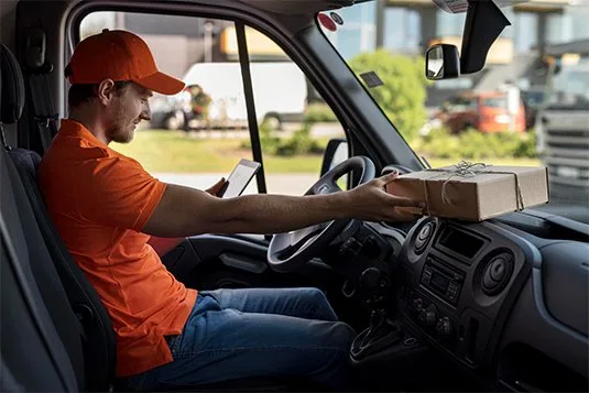 Entregador em uma van com caixas para entrega